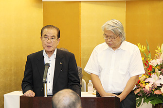 第3号議案 監査報告 左：高坂 登 監事、右：齊藤 登 監事